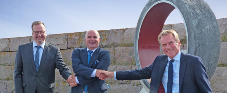 Nord Stream II toimijat luovuttivat muistoksi Hangon satamalle kaasuputken osasta tehdyn muistomerkin. Putkenpätkän edessä Gunther Bliz, Anders Ahlvik ja Simon Bonnel. Nord Stream I:n muistoputki on Korsmaninkadulla Victor Ekin talon vieressä.