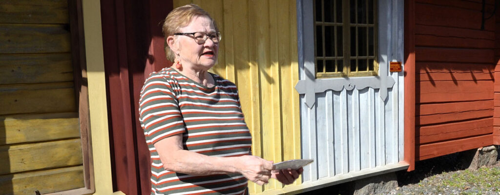 “Koko kylän isoäiti” Marja-Liisa Lehto saa äitienpäivän mitalin