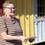 “Koko kylän isoäiti” Marja-Liisa Lehto saa äitienpäivän mitalin