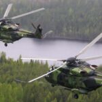 Helikoptereita ilmassa rannikolla